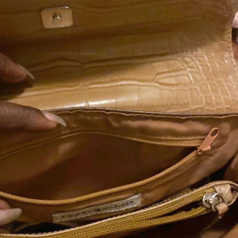 Tommy Hilfiger purse - Picture 6 of 10